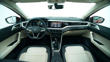 Bảng táp lô Volkswagen Virtus 2023 có thiết kế bất đối xứng khá cá tính
