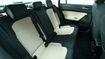 Hàng ghế sau Volkswagen Virtus 2023 thoải mái hơn với tính năng điều chỉnh độ nghiêng ngả lưng