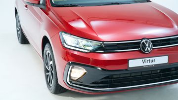 Nắp capo Volkswagen Virtus 2023 nổi bật với thiết kế phẳng, vuốt thấp với 4 đường gân dập nổi quen thuộc